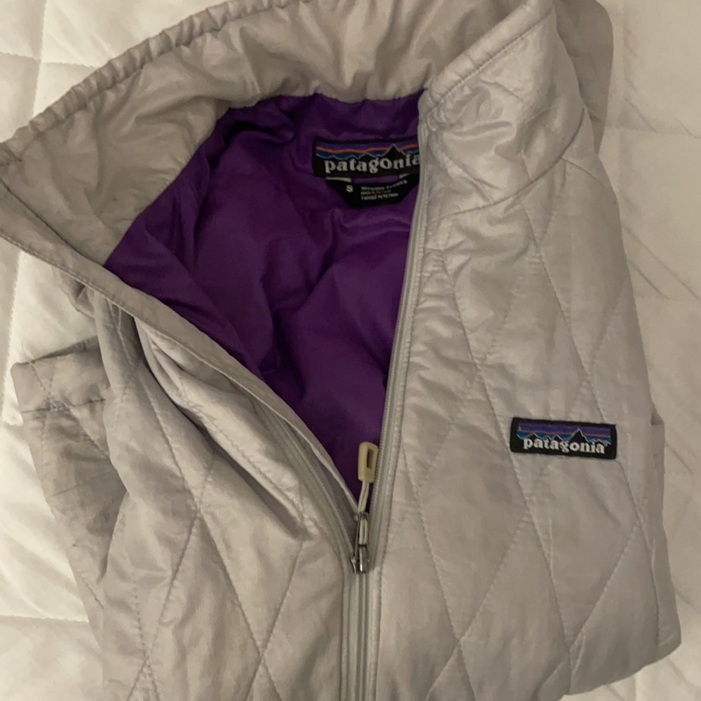 Selling a women’s size small gently used  light weight Patagonia puffy jacket.